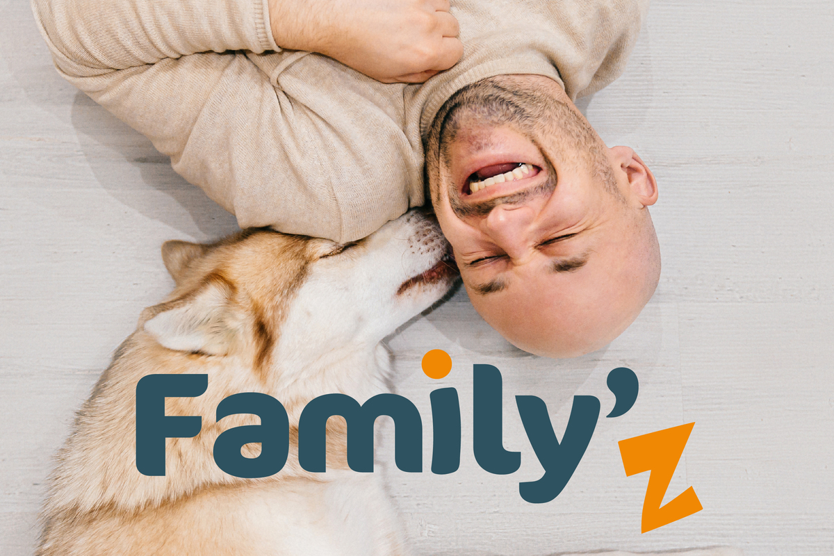 Family'Z : chien et humain tête à tête couchés au sol