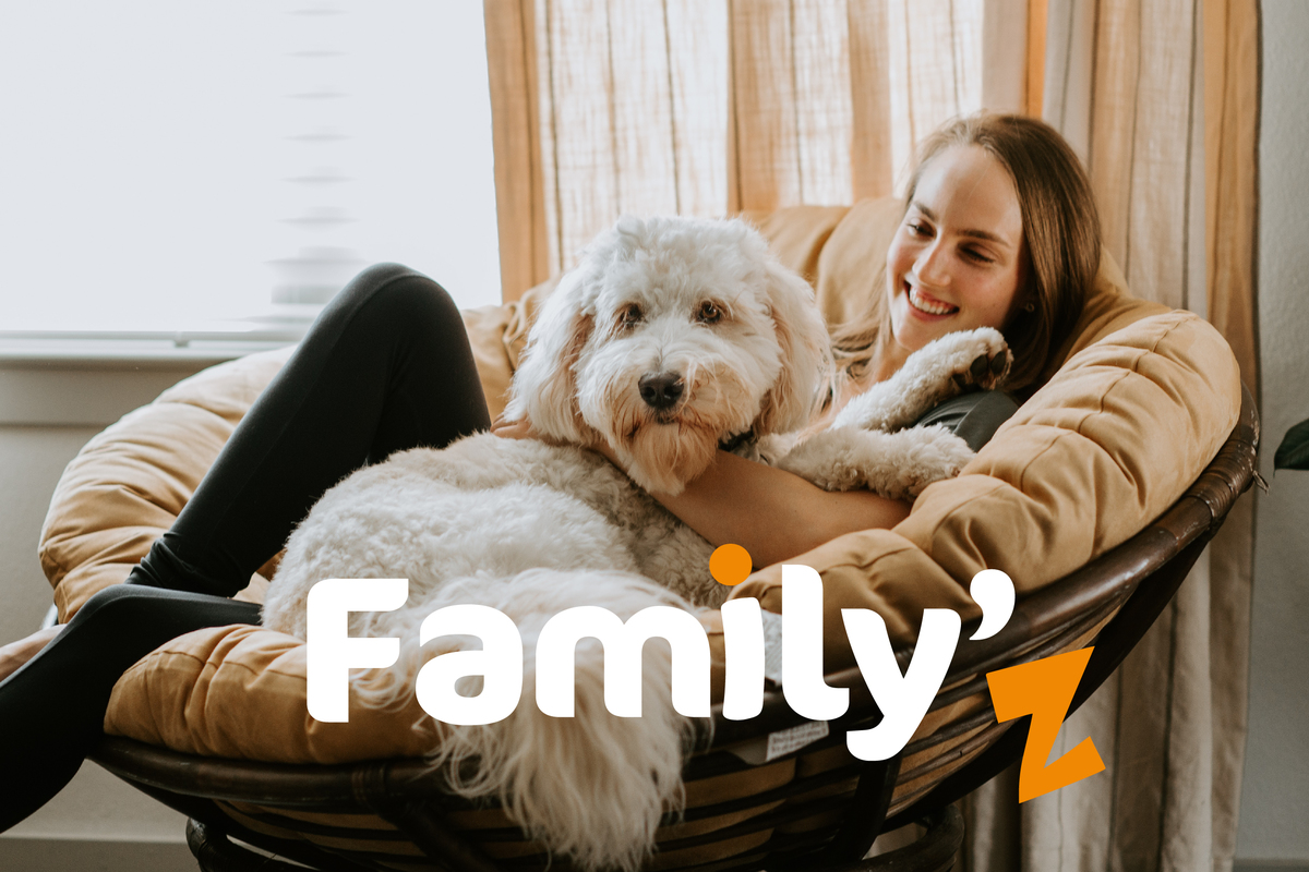 Family'Z : une femme et son chien dans un fauteuil