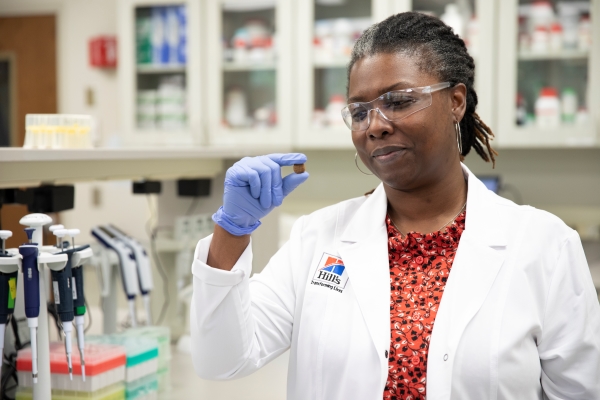 femme noire en laboratoire Science Lab Hill's Prescription diet